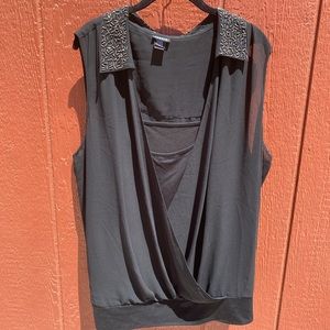 Mesh top with attached tank